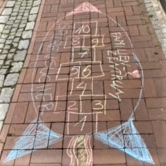 Ein Hüpfspiel in der Füßgängerzone von Bad Segeberg am Weltspieletag